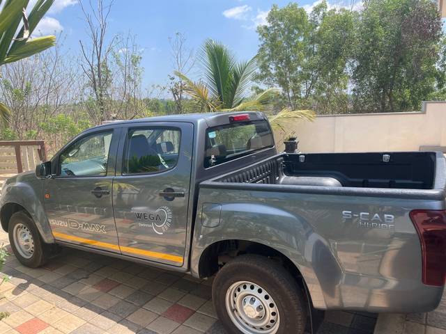 https://images10.gaadi.com/usedcar_image/3612565/original/processed_f65bcc5f-d208-4d3b-9516-7badee003e0d.jpeg?imwidth=6400