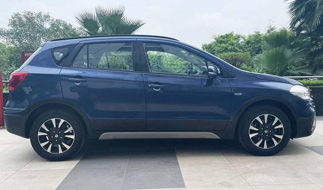 https://images10.gaadi.com/usedcar_image/3612628/original/processed_img2887228__usedcar_side_2887228_1696857911.jpg?imwidth=6401