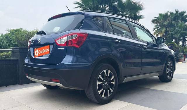 https://images10.gaadi.com/usedcar_image/3612628/original/processed_img2887228__usedcar_sideback_2887228_1696857909.jpg?imwidth=6402