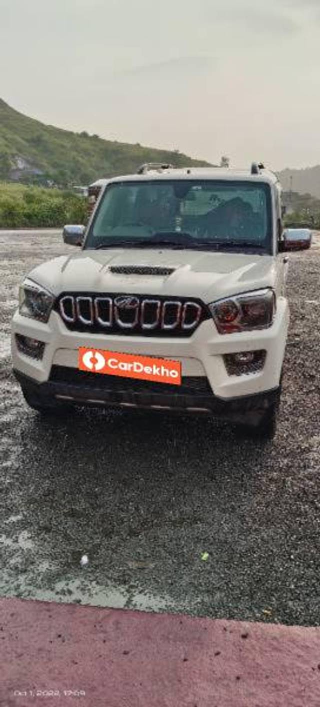 https://images10.gaadi.com/usedcar_image/3613066/original/processed_c8ffef66-6c7d-4e24-bb1d-87dcb3d84e85.jpg?imwidth=6402