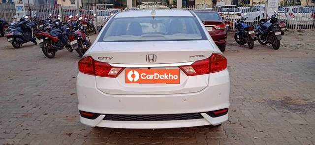 https://images10.gaadi.com/usedcar_image/3613169/original/processed_02537787-00d3-4e6d-a5b7-b3acd4fb9f74.jpg?imwidth=6402