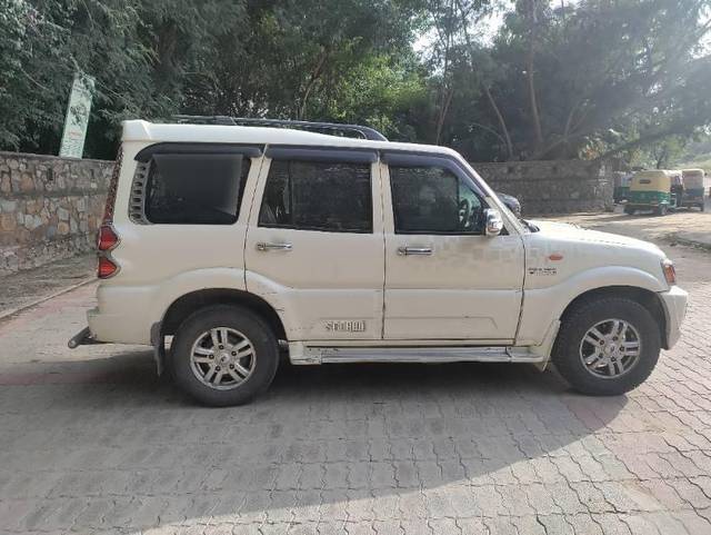 https://images10.gaadi.com/usedcar_image/3613348/original/processed_816e2011-34f6-4440-904a-7dc50801af3d.jpg?imwidth=6401