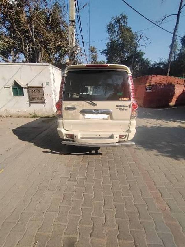 https://images10.gaadi.com/usedcar_image/3613348/original/processed_f653a84f-d642-4913-809a-782c688b9648.jpg?imwidth=6402
