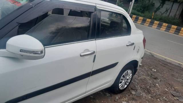 https://images10.gaadi.com/usedcar_image/3613398/original/processed_cbc6367d-e294-4c4f-a465-ec9e9a42171b.jpg?imwidth=6402