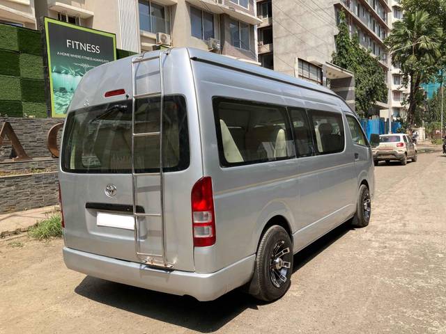 https://images10.gaadi.com/usedcar_image/3615744/original/processed_img2888656__usedcar_2013toyotahiace_1__1201697025158_1697025291.jpg?imwidth=6401