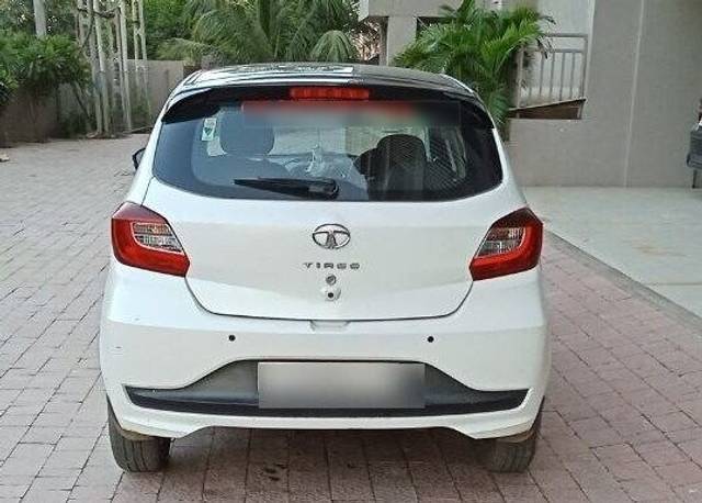 https://images10.gaadi.com/usedcar_image/3615931/original/img3615931__z_blur_img_653100db5530f_1697710299.jpg?imwidth=6402