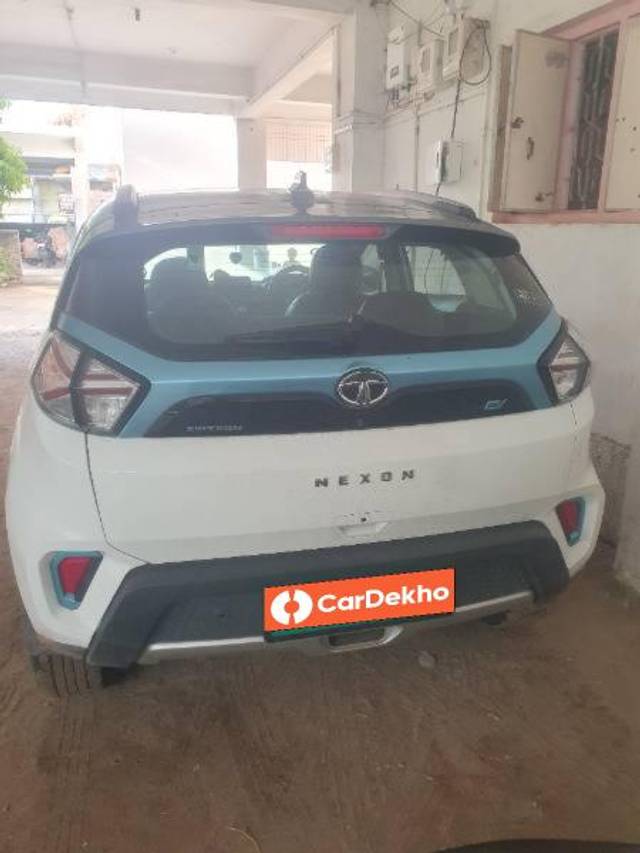 https://images10.gaadi.com/usedcar_image/3616559/original/processed_9f3ba06c-8d7a-42b0-a3ac-14ebae4a327f.jpg?imwidth=6402