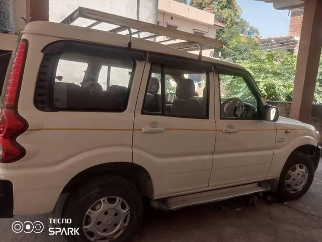https://images10.gaadi.com/usedcar_image/3616647/original/processed_ca274751-8eb1-431b-9ea8-e6d451314173.jpg?imwidth=6401