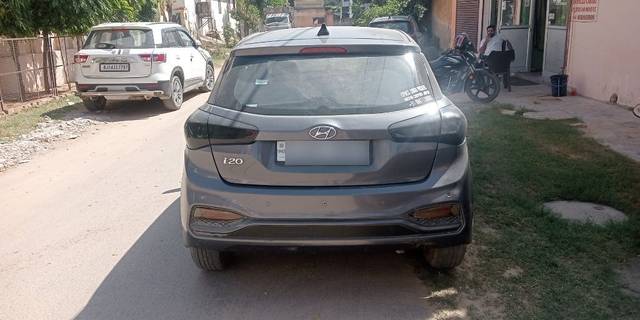 https://images10.gaadi.com/usedcar_image/3616896/original/05__VCC_1798941_96_1696488087.jpg?imwidth=6402