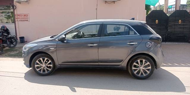 https://images10.gaadi.com/usedcar_image/3616896/original/05__VCC_IMG_1696484031916_1798941_95_1696484488.jpg?imwidth=6401