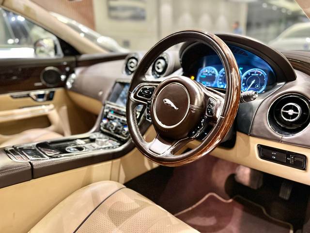 https://images10.gaadi.com/usedcar_image/3617722/original/img2889775__used_car_2889775_1697113342.jpg?imwidth=6402
