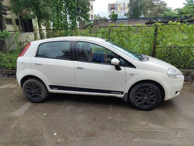 https://images10.gaadi.com/usedcar_image/3617903/original/processed_7960ff42-2b27-497f-8d3c-079b21cd26e7.jpg?imwidth=6401