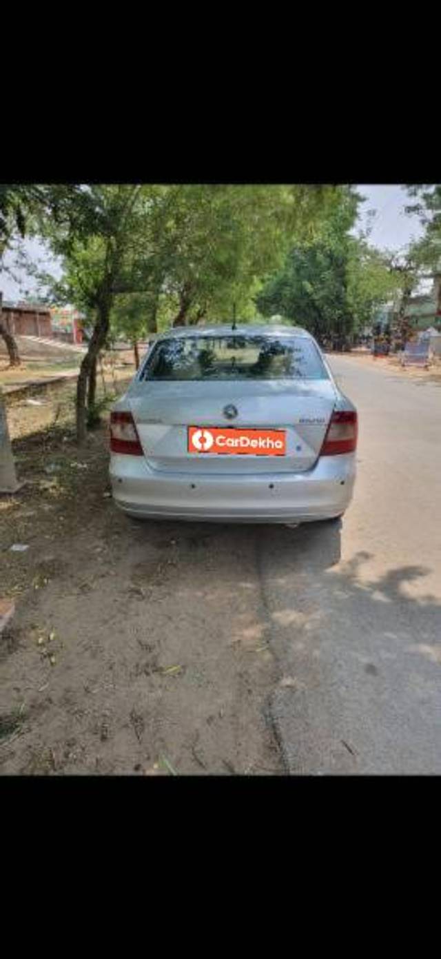 https://images10.gaadi.com/usedcar_image/3617976/original/processed_775d2745-337e-4e98-8df6-d6ab31d5a377.jpg?imwidth=6401