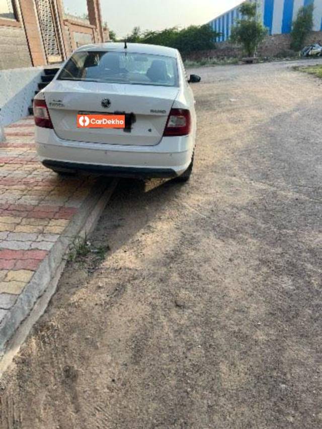 https://images10.gaadi.com/usedcar_image/3618015/original/processed_eb084c36-deeb-429d-8b4f-e4f1af272c84.jpeg?imwidth=6401