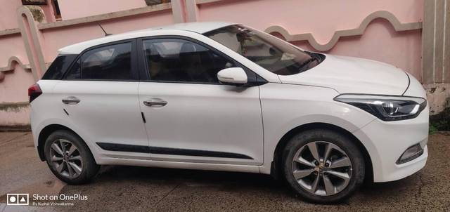https://images10.gaadi.com/usedcar_image/3618351/original/processed_6e46bb78-bd1e-4447-83a1-315c40b1e7ea.jpg?imwidth=6401