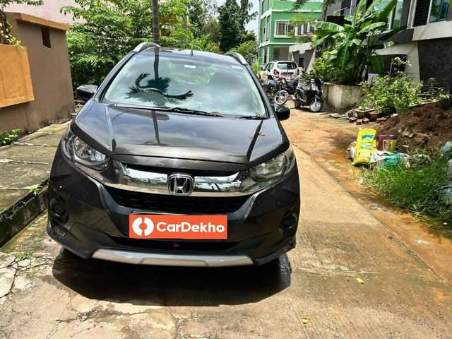 https://images10.gaadi.com/usedcar_image/3618749/original/processed_506cba11-a9e1-446a-ab27-6e158892923e.jpg?imwidth=6402