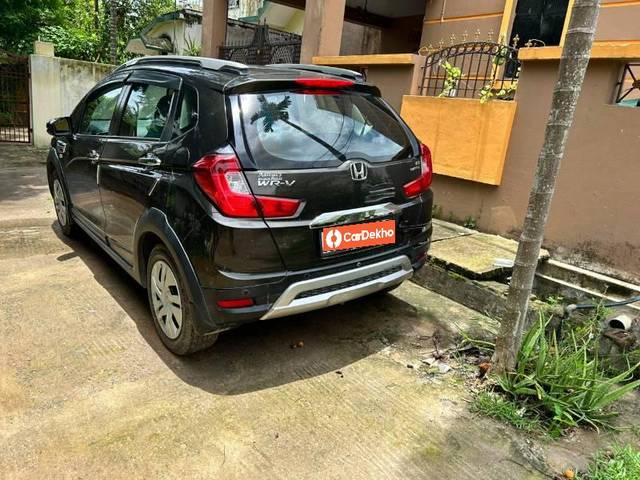 https://images10.gaadi.com/usedcar_image/3618749/original/processed_fcf771e9-0c28-4446-bb82-383a1fb1b4ab.jpg?imwidth=6401