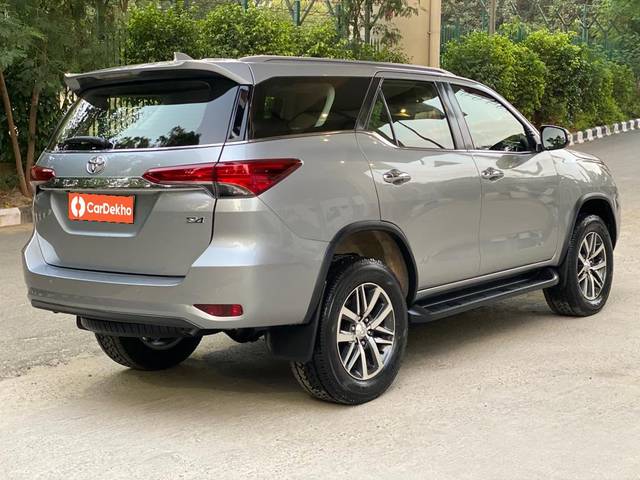 https://images10.gaadi.com/usedcar_image/3618805/original/processed_img2890185__used_car_2890185_1697186242.jpg?imwidth=6402