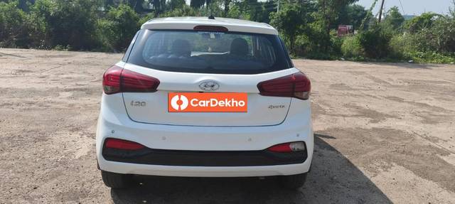 https://images10.gaadi.com/usedcar_image/3619069/original/processed_d1779fe9-7ffe-42a9-852f-d85921c7b5e4.jpg?imwidth=6402