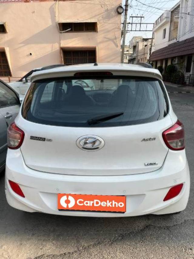 https://images10.gaadi.com/usedcar_image/3619524/original/processed_0b9b9427-786f-4997-a390-289379669b99.jpg?imwidth=6401