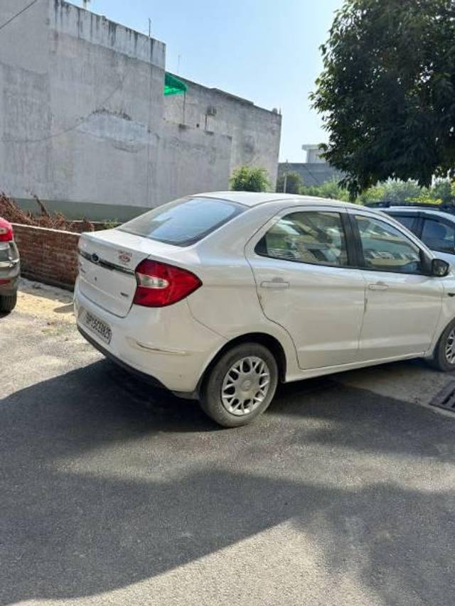 https://images10.gaadi.com/usedcar_image/3619728/original/processed_d1613c24-1bab-42f3-aefc-0b2afcf972b9.jpg?imwidth=6401