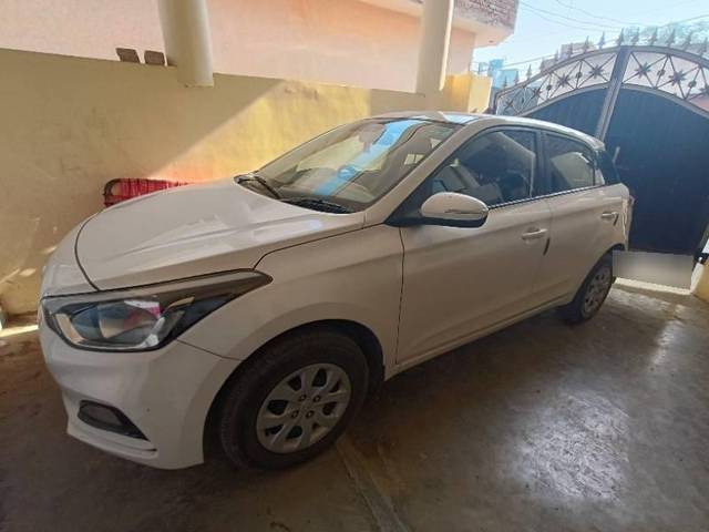 https://images10.gaadi.com/usedcar_image/3619848/original/processed_a8aba45d-2f2d-4cac-a097-e2526c641a5b.jpg?imwidth=6400