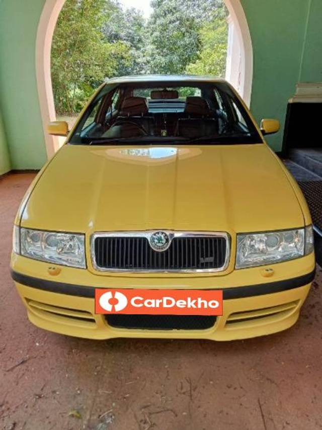 https://images10.gaadi.com/usedcar_image/3620140/original/processed_3a416626-3822-473b-8399-3e4f4e451966.jpg?imwidth=6402