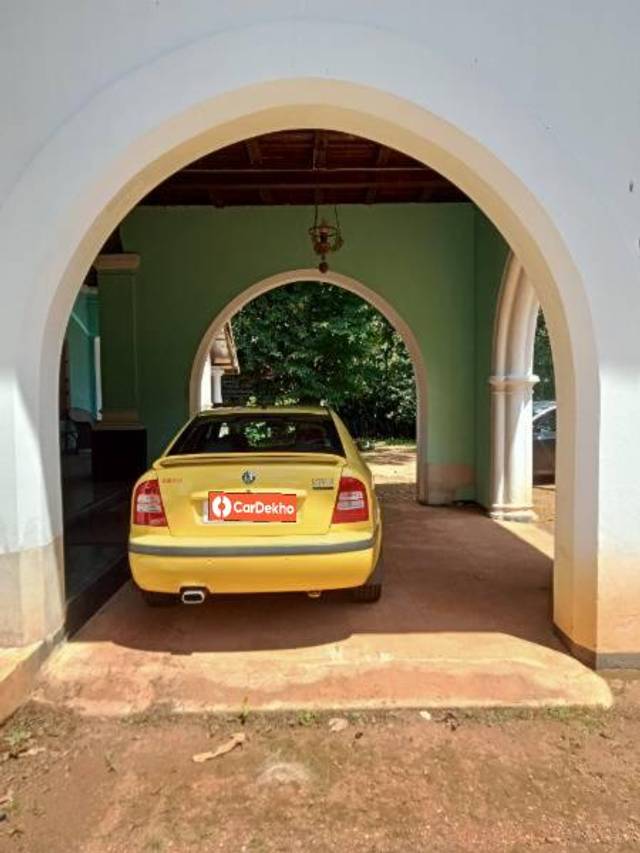 https://images10.gaadi.com/usedcar_image/3620140/original/processed_ef31a0c3-1a09-441e-a2f1-5f0474a42094.jpg?imwidth=6401