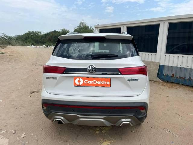 https://images10.gaadi.com/usedcar_image/3621659/original/processed_ec104dcd-97fd-478f-a73a-03f197ee1e17.jpg?imwidth=6402