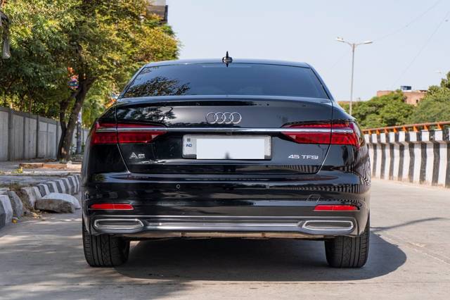 https://images10.gaadi.com/usedcar_image/3621687/original/img3621687__z_blur_img_6530c4e3899b6_1697694947.jpg?imwidth=6401