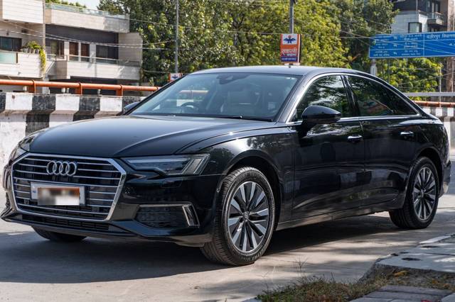 https://images10.gaadi.com/usedcar_image/3621687/original/img3621687__z_blur_img_6530c4f60aca2_1697694966.jpg?imwidth=6402