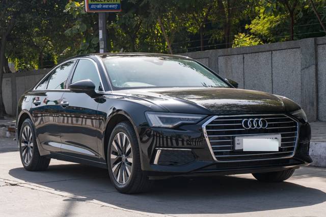 https://images10.gaadi.com/usedcar_image/3621687/original/img3621687__z_blur_img_6530c50a47c49_1697694986.jpg?imwidth=6400
