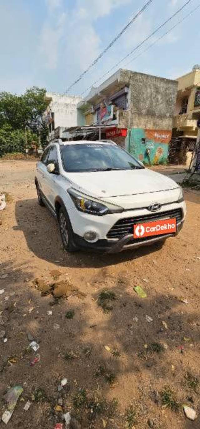 https://images10.gaadi.com/usedcar_image/3622488/original/processed_22610555-e6f1-4fea-9189-1dbd687c369b.jpg?imwidth=6400