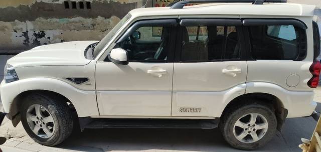 https://images10.gaadi.com/usedcar_image/3623131/original/09__VCC_IMG_1696825296085_1801437_95_1696825759.jpg?imwidth=6401