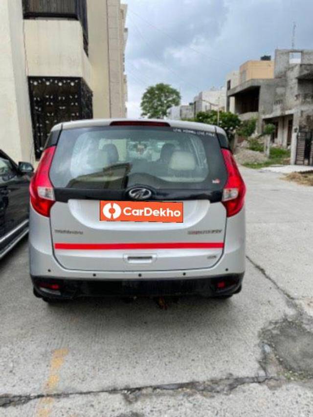 https://images10.gaadi.com/usedcar_image/3623141/original/processed_b81c1960-0cce-4e74-8c50-136754d0f22c.jpeg?imwidth=6402