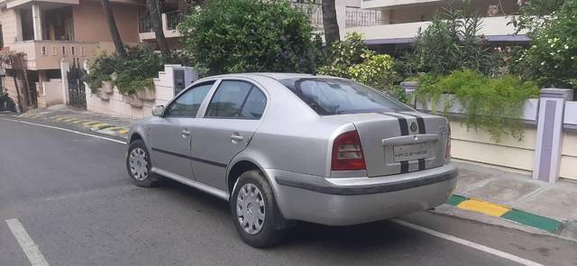 https://images10.gaadi.com/usedcar_image/3623561/original/processed_69df0d95-0544-499c-882f-e5704cad7164.jpg?imwidth=6402