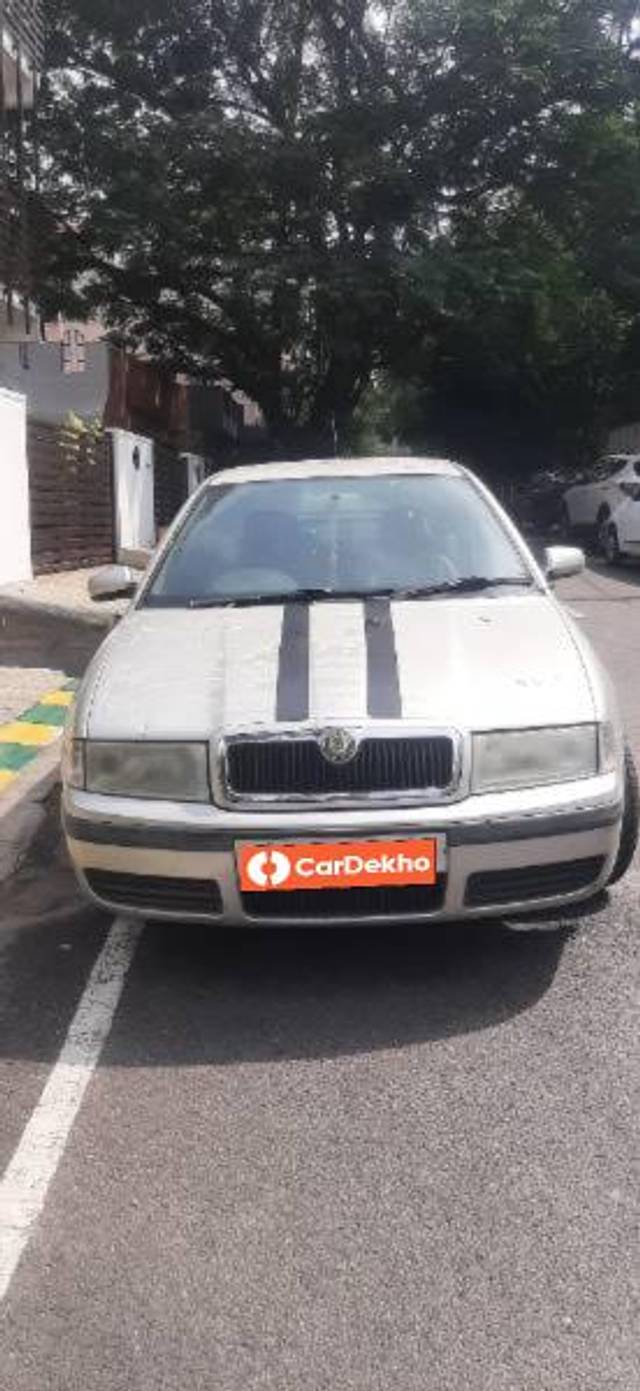 https://images10.gaadi.com/usedcar_image/3623561/original/processed_e2425356-4023-41b7-9ce8-9a5260d656c9.jpg?imwidth=6401