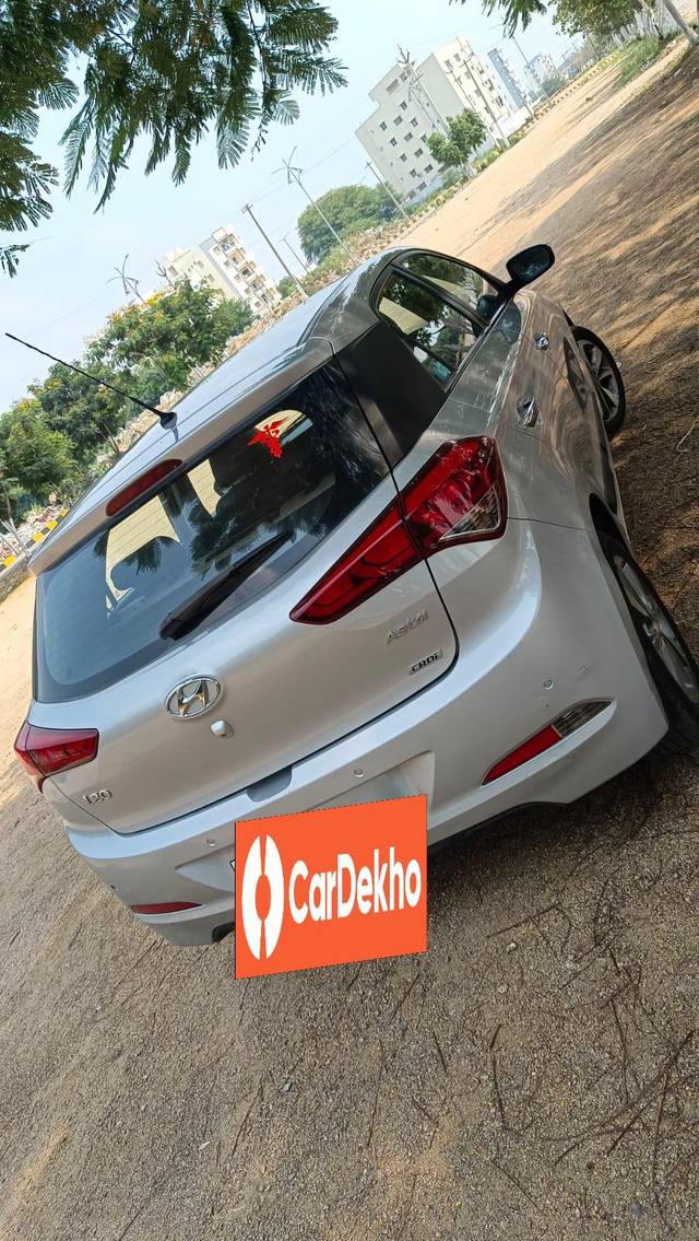 https://images10.gaadi.com/usedcar_image/3623757/original/processed_img2892278__used_car_2892278_1697455103.jpg?imwidth=6401