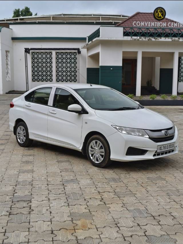 https://images10.gaadi.com/usedcar_image/3624867/original/589974__front_right_view-20231017111847.jpg?imwidth=6400