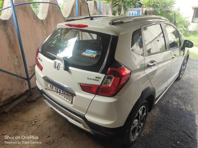 https://images10.gaadi.com/usedcar_image/3625123/original/processed_99666eb0-4a2a-478f-8207-70dbe34f7cf6.jpg?imwidth=6402
