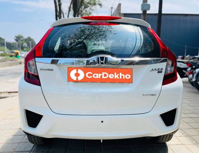 https://images10.gaadi.com/usedcar_image/3625127/original/processed_img2892907__used_car_2892907_1697530415.jpg?imwidth=6402