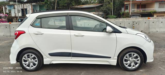 https://images10.gaadi.com/usedcar_image/3625292/original/589410__right_side_view-20231011113230.jpeg?imwidth=6400