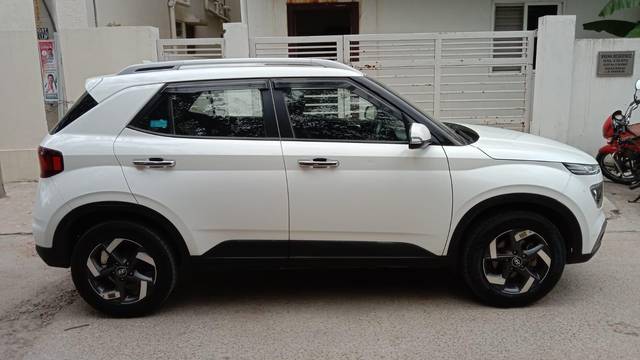 https://images10.gaadi.com/usedcar_image/3625622/original/processed_img2893207__used_car_2893207_1697544457.jpg?imwidth=6401