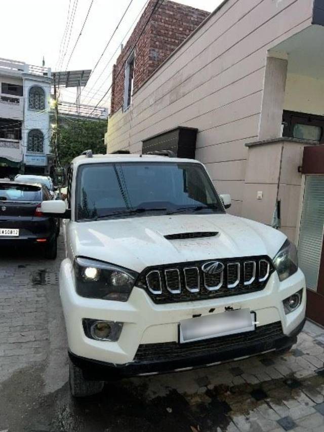 https://images10.gaadi.com/usedcar_image/3625857/original/processed_1e0bbd1b-52b8-42ea-a931-ddaec1953f46.jpeg?imwidth=6402