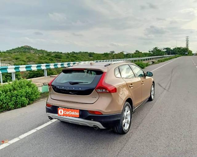 https://images10.gaadi.com/usedcar_image/3626105/original/processed_82e26cb0-c2c3-4c15-9810-ac023ef124f9.jpeg?imwidth=6402