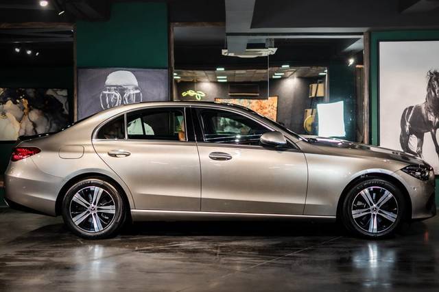 https://images10.gaadi.com/usedcar_image/3626141/original/img2893365__usedcar_90b635fc_0a41_4208_84cf_0881c1c4fcfe_6131697569047_1697569071.jpeg?imwidth=6401