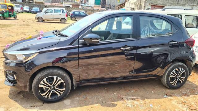 https://images10.gaadi.com/usedcar_image/3626195/original/processed_0684cdf7-5db8-4e20-b454-443bba0077b8.jpg?imwidth=6402