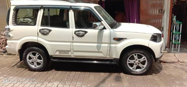 https://images10.gaadi.com/usedcar_image/3626438/original/processed_8135cd73-a9f6-4242-8f43-3ff56800ba67.jpg?imwidth=6401