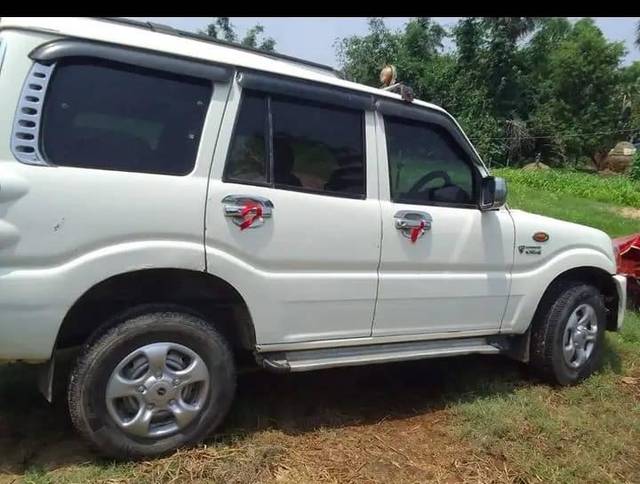 https://images10.gaadi.com/usedcar_image/3628488/original/processed_727301b1-659e-4bd9-8309-09d4316df904.jpg?imwidth=6401
