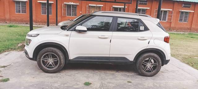 https://images10.gaadi.com/usedcar_image/3628962/original/processed_0a5b8695-ba17-4de3-b372-5be3a76adf4d.jpg?imwidth=6402
